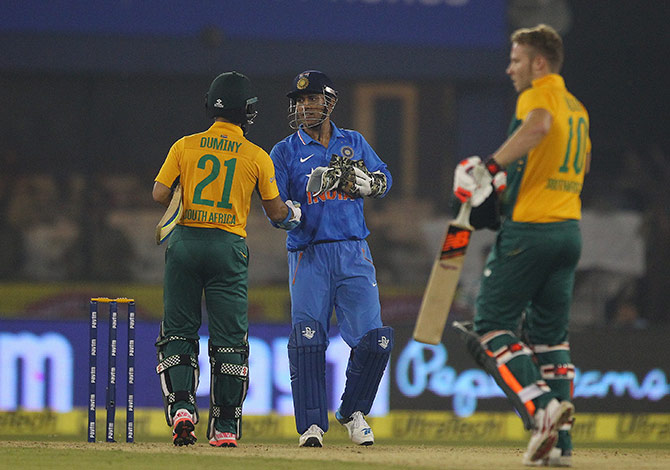 Indian skipper Mahendra Singh Dhoni congratulates Jean Paul Duminy after South Africa won the 2nd T20I in Cuttack