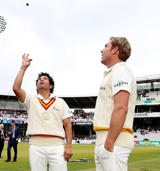  Sachin Tendulkar tosses the coin as Shane Warne looks on