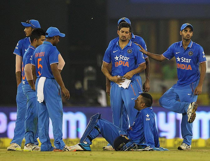  Captain Ms Dhoni will expect bowlers Mohit Sharma (2nd from right) and Bhuvaneshwar Kumar (right) to put on a better show in the ODIs