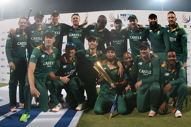 The South Africa team with the Paytm Freedom Trophy 