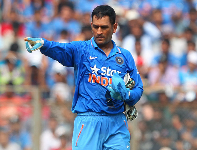 Indian captain MS Dhoni sets the field during the fifth ODI in Mumbai 