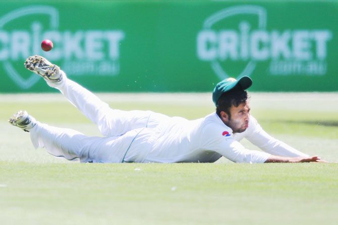 Pakistan's Sami Aslam drops a catch on Day 5