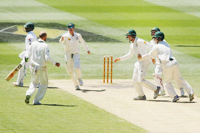 Australia's Peter Handscomb celebrates a catch to dimiss Pakistan's Asad Shafiq off a Nathan Lyon delivery