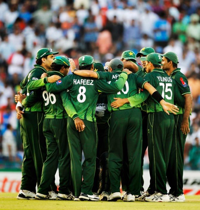 The Pakistan cricket team in a huddle