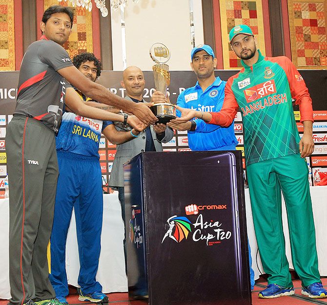 Skippers Amjad Javed of UAE, Lasith Malinga of Sri Lanka, Mahendra Singh Dhoni of India and Mashrafe Mortaza of Bangladesh with Shubhajit Sen, Chief Marketing Officer Micromax Informatics at the unveiling of the Asia Cup T20 trophy in Dhaka on Tuesday