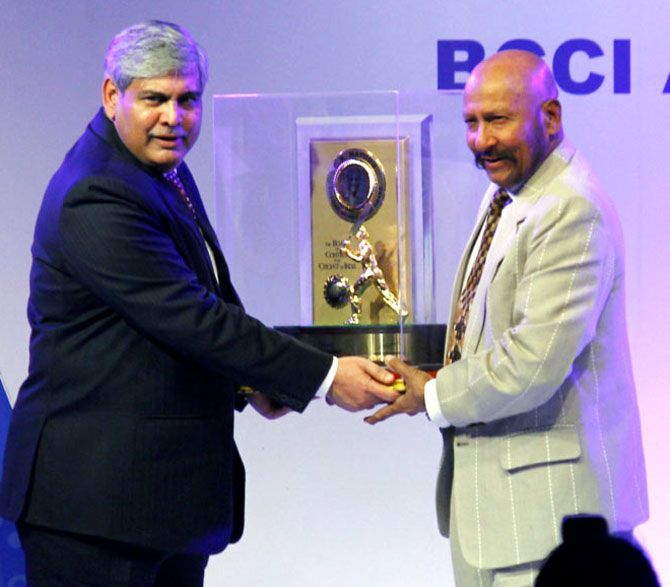 BCCI president Shashank Manohar presents the Col. CK Nayudu Lifetime Achievement Award to former India wicket-keeper Syed Kirmani