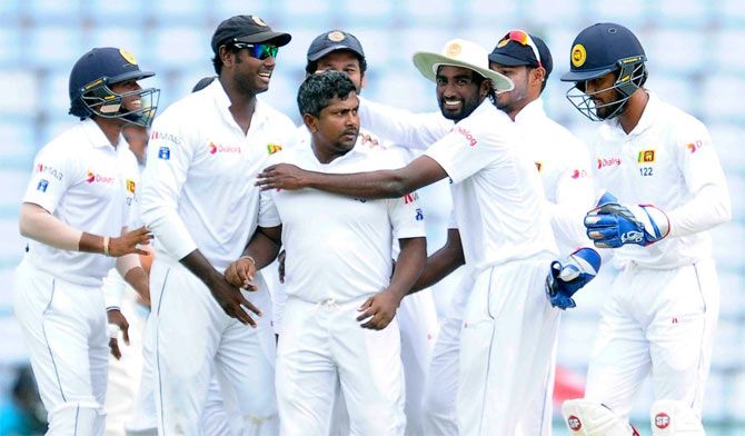  Sri Lanka's left-arm spinner Rangana Herath, centre, celebrates with team mates after taking a wicket