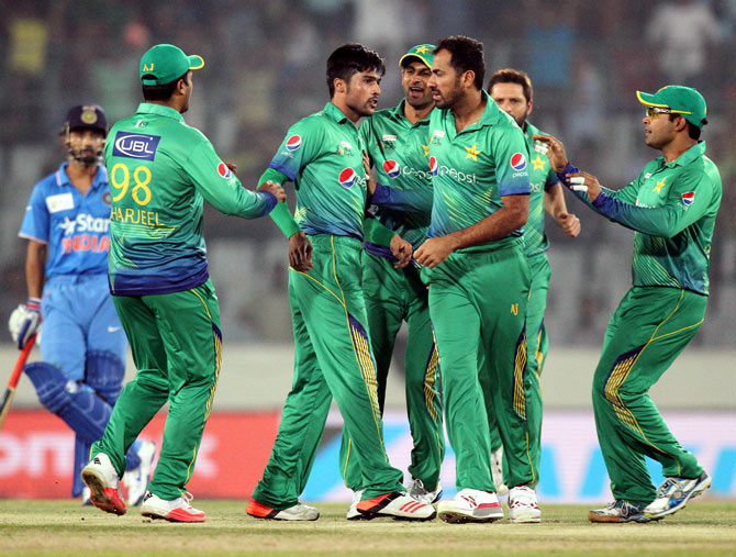 Pakistan's Mohammad Amir celebrates with teammates 