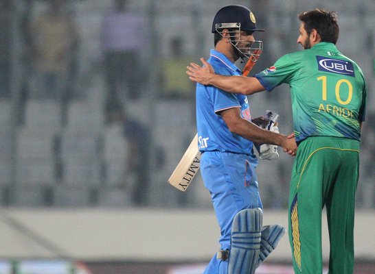 India's captain Mahendra Singh Dhoni shakes hands with his Pakistan counterpart Shahid Afridi 