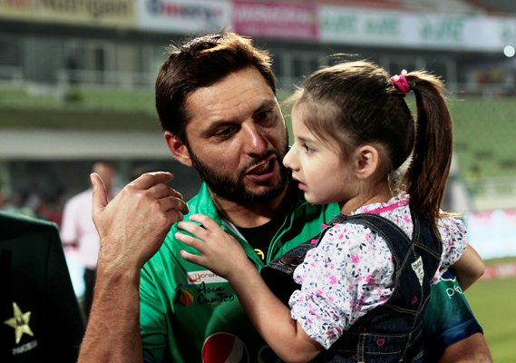 Pakistan captain Shahid Afridi with his daughter 