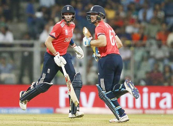 Joe Root and Jos Buttler run between wickets