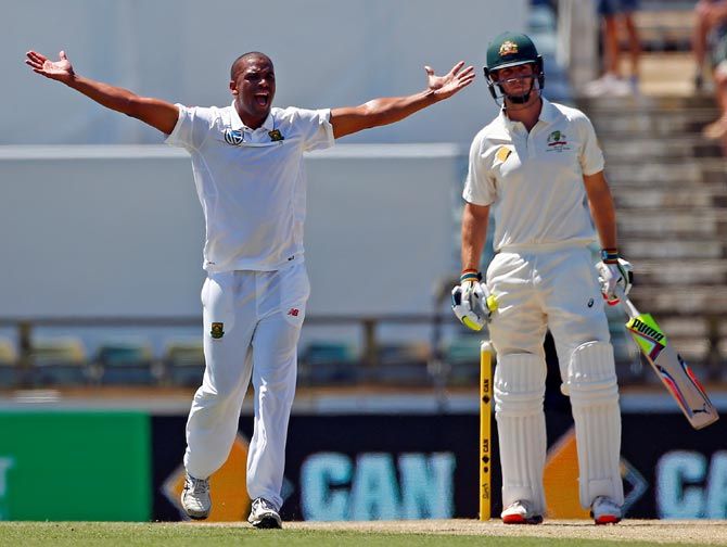 Vernon Philander appeals successfully for LBW to dimiss Australia's Mitchell Marsh