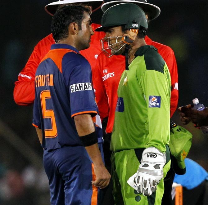 Gautam Gambhir, left, argues with Pakistan's wicketkeeper Kamran Akmal