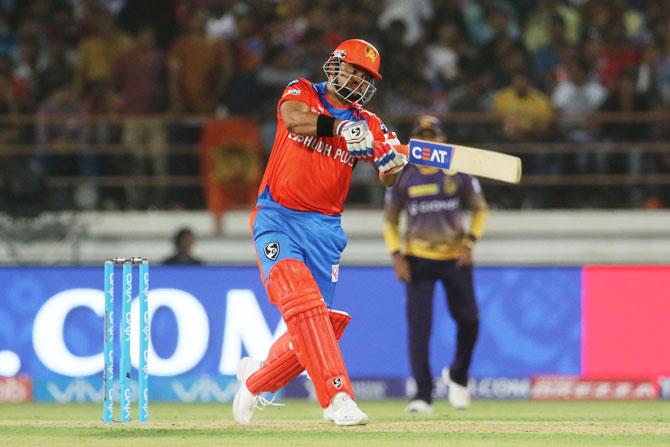 Gujarat Lions' captain Suresh Raina en route his half century