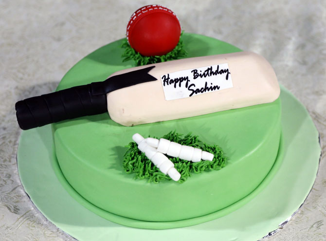 Sachin Tendulkar Instagram - 25 years of the Desert Storm innings and the  50th birthday of @sachintendulkar, here's how 100MB and the 100 Super Fans  celebrated both the occasions with the 100