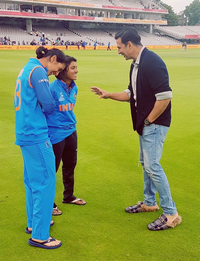 Bollywood star Akshay Kumar speaks to Harmanpreet Kaur and Punam Raut after the match