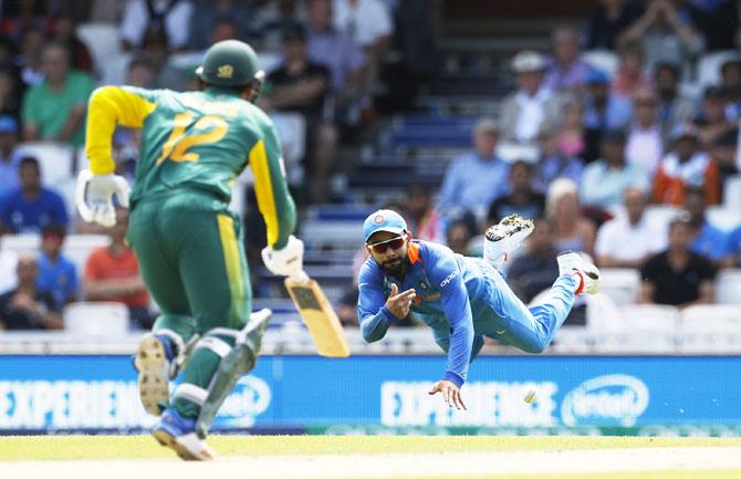 Virat Kohli attempts to run out Quniton De Kock