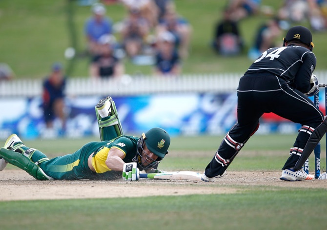 Faf Du Plessis falls short of his crease