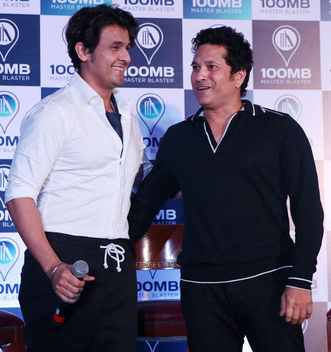 Sonu Nigam with Sachin Tendulkar at the event