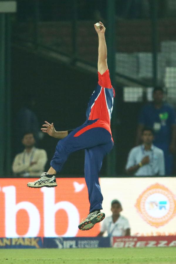 Corey Anderson takes a stupendous catch to dismiss Dinesh Karthik