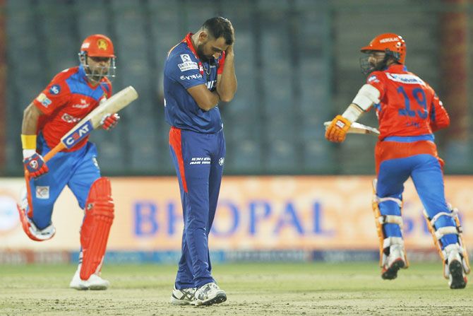 Mohammed Shami is a picture of frustration as Dinesh Karthik and Suresh Raina run between the wickets