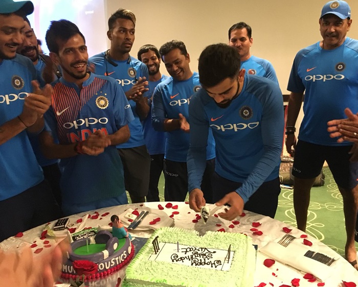 Fans cheer Team India with Indian Cricket Team themed Cake! | NewsTrack  English 1