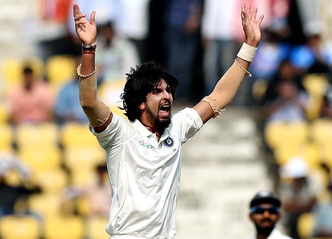 Ishant Sharma successfully appeals for the wicket of Dimuth Karunaratne on Day 1 of the 2nd Test in Nagpur