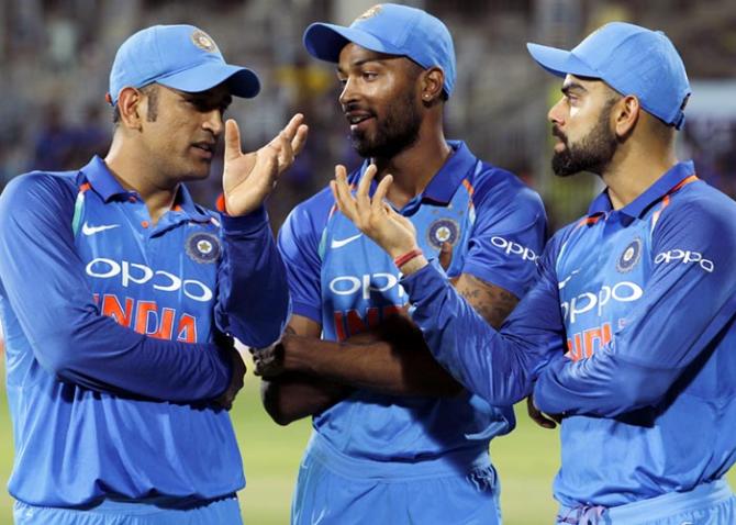 Mahendra Singh Dhoni, Hardik Pandya and Virat Kohli chat