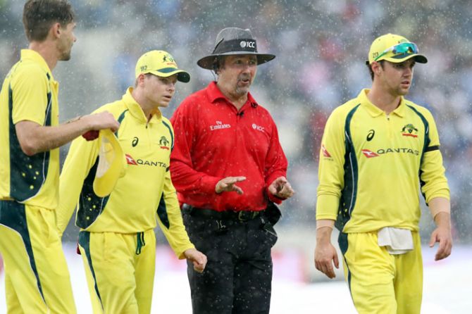 Australia captain Steve Smith and his teammates appeal for a run-out against Hardik Pandya