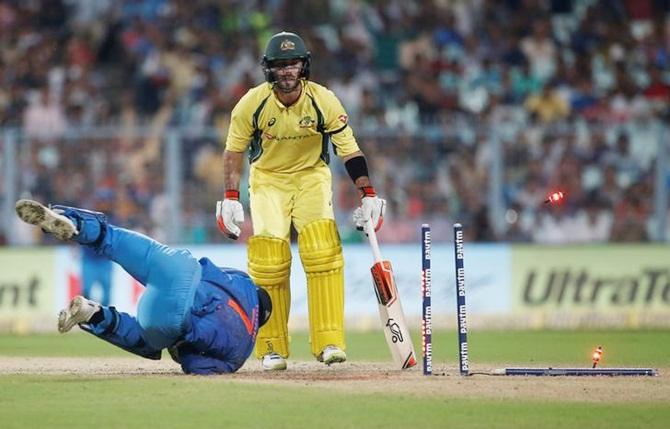 M S Dhoni runs out Glenn Maxwell