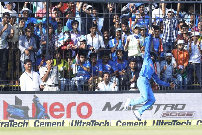 Manish Pandey executes a brilliant catch on the boundary line to dismiss Peter Handscomb