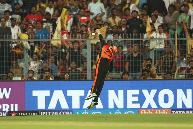 Kane Williamson makes a brilliant diving effort to save a boundary