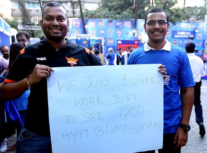 Fans celebrates Sachin Tendulkar's birthday at the Wankhede stadium
