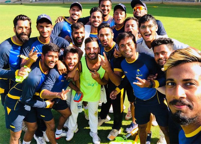 Bengal's Ranji Trophy team pose for a picture after beating Tamil Nadu last season.