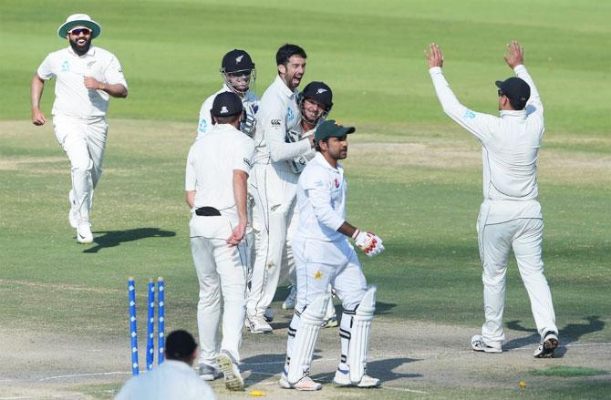 Debutant bowler William Somerville picked 3 wickets to help New Zealand to victory