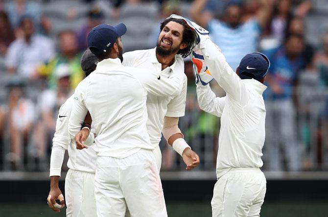 Ishant Sharma celebrates with teammates after dismissing Peter Handscomb in the Australian second innings