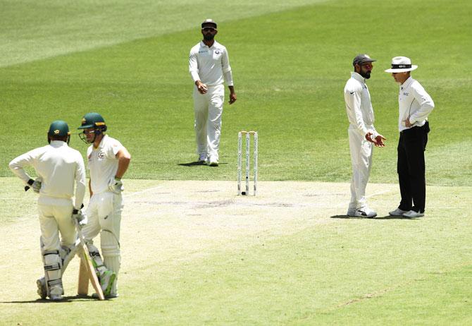 Umpire Chris Gaffaney speak to Virat Kohli 