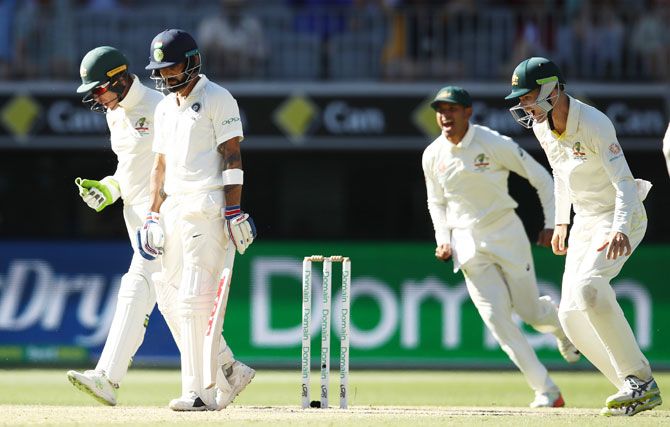 Tim Paine celebrates as Virat Kohli looks dejected after he was dismissed by Nathan Lyon