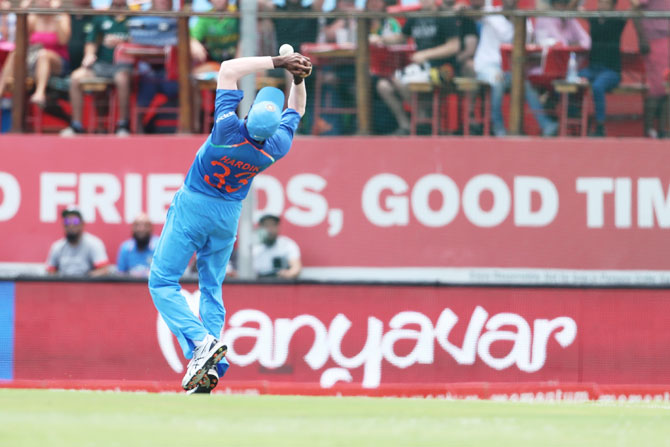 The ball bobbles up before Hardik Pandya completes the catch on the second attempt