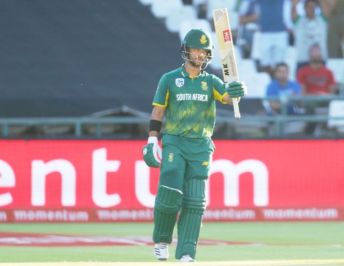 JP Duminy ackowledges the crowd on completing his half-century