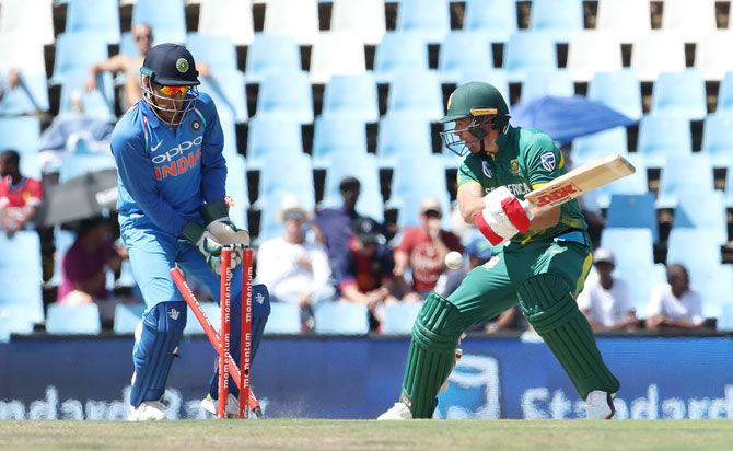 A B de Villiers is bowled by Yuzvendra Chahal 