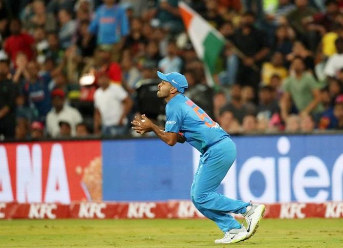  Shardul Thakur takes the catch to dismiss David Miller