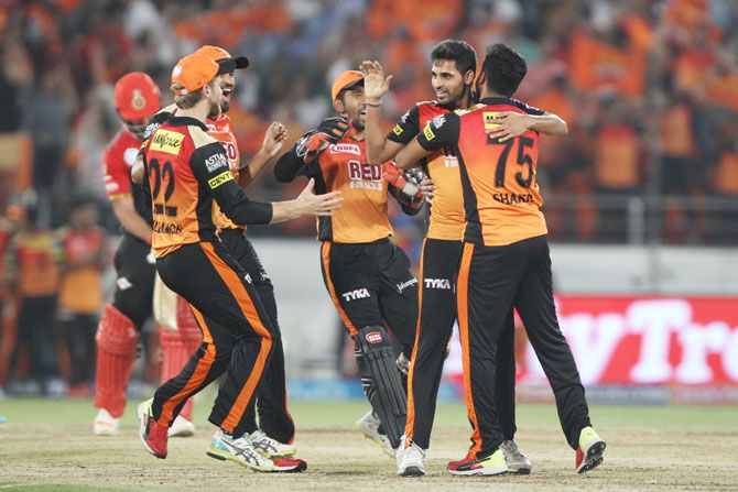 Sunrisers Hyderabad players celebrate after beating RCB by 5 wickets