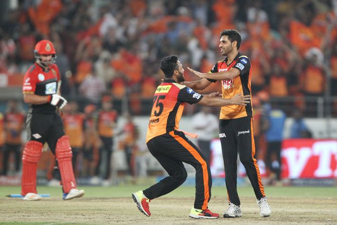 Sunrisers Hyderabad's Shakib Al Hasan and Bhuvneshwar Kumar celebrate after beating RCB in the last over on Monday