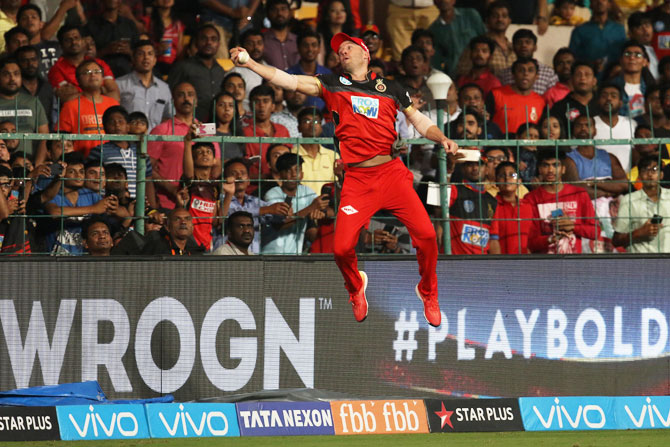 AB de Villiers plucks out a brilliant catch to send back Alex Hales