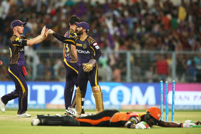 Kolkata Knight Riders' captain Dinesh Karthik celebrates the wicket of Sunrisers Hyderabad's Carlos Brathwaite