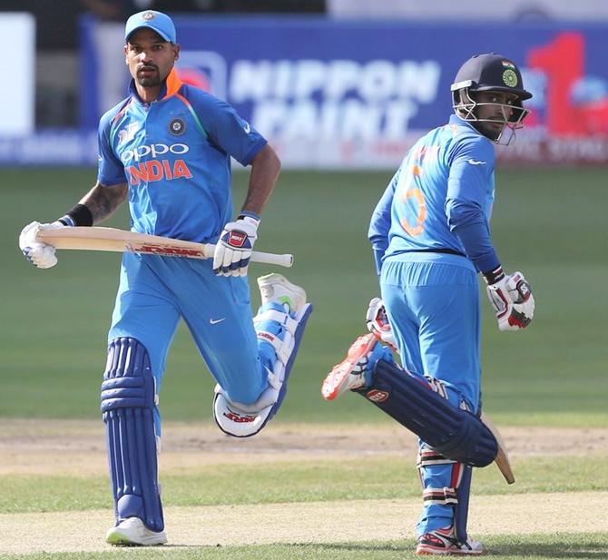 Shikhar Dhawan and Ambati Rayudu run between wickets during their 116-run partnership