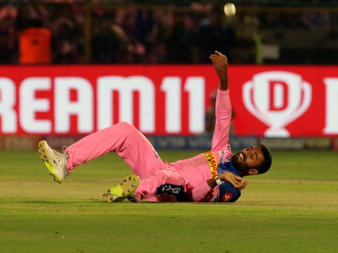 Shreyas Gopal takes the catch off his own bowling to dismiss AB de Villiers