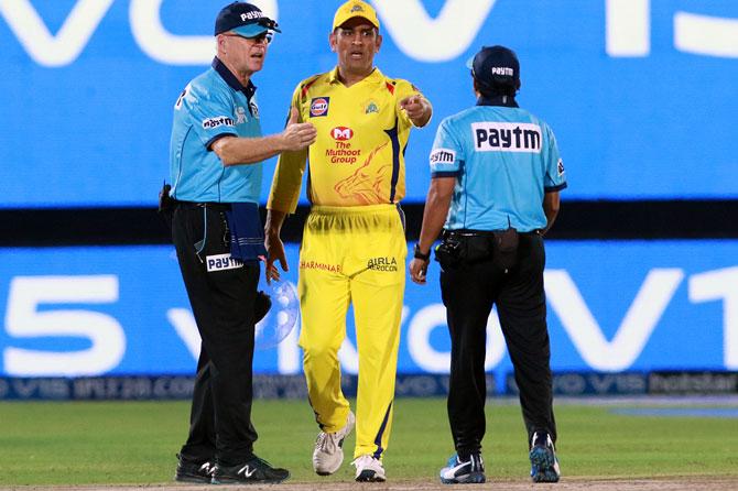 Chennai Super Kings captain Mahendra Singh Dhoni argues with the umpires