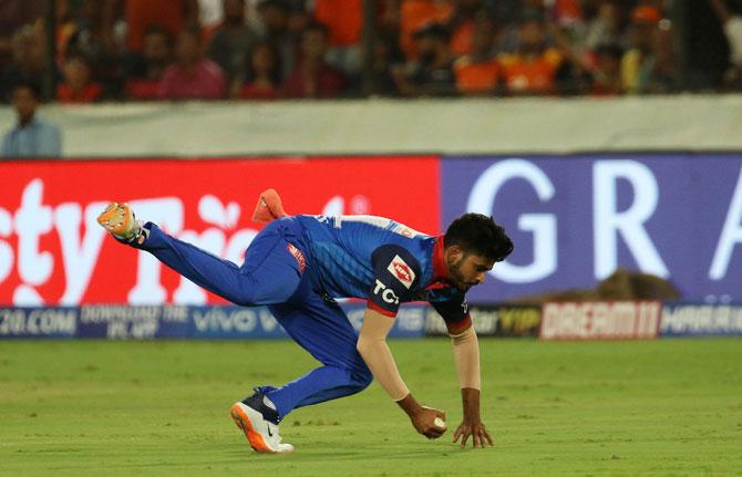 Shreyas Iyer takes the catch to dismiss David Warner 